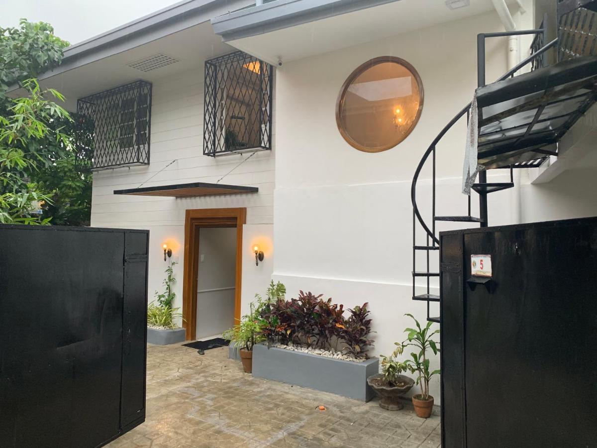 14 Smart Airport Hotels Near Salcedo Saturday Market Worth Booking