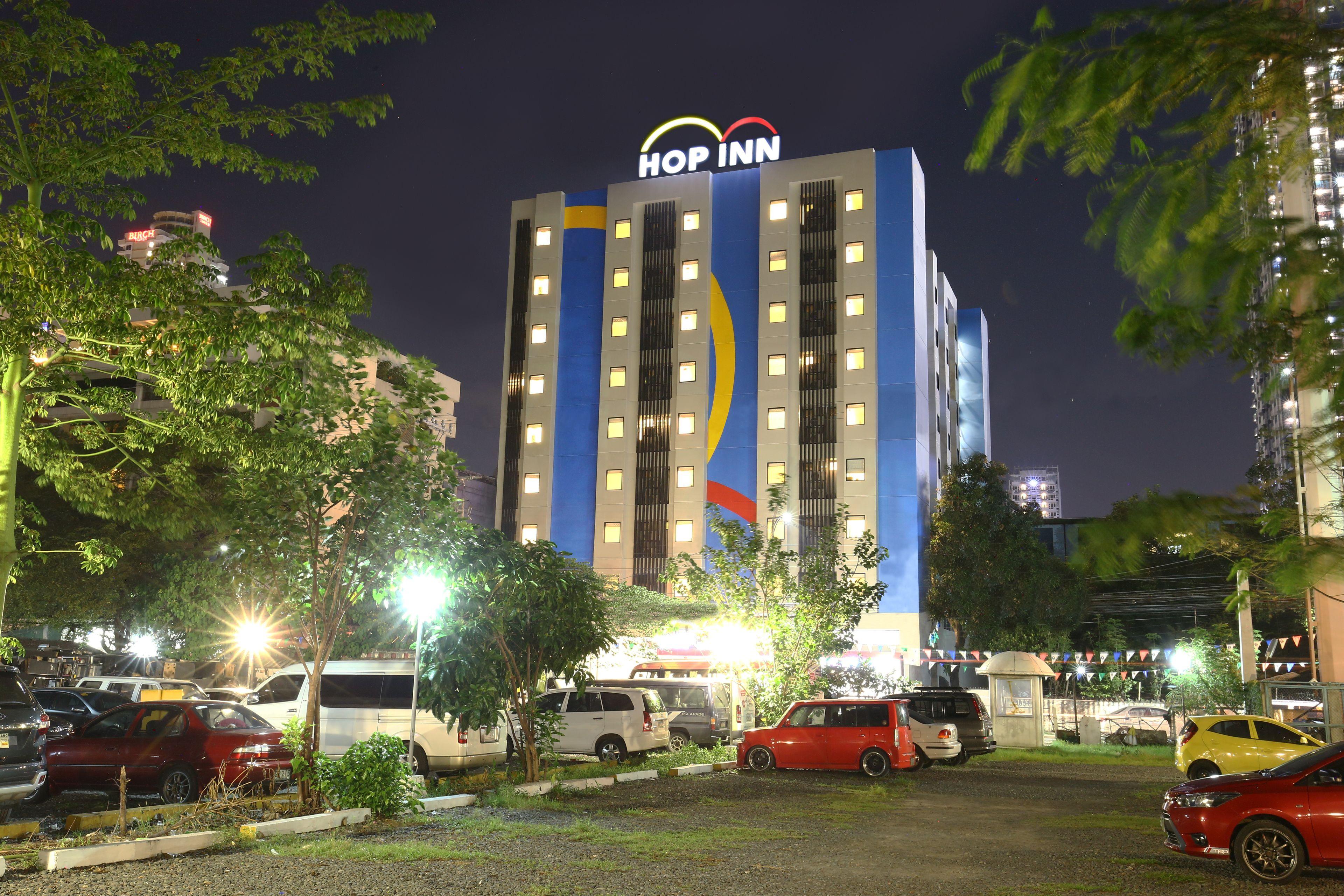 Staying Near San Agustin: 2 Hop Inn Hotels in Manila Compared