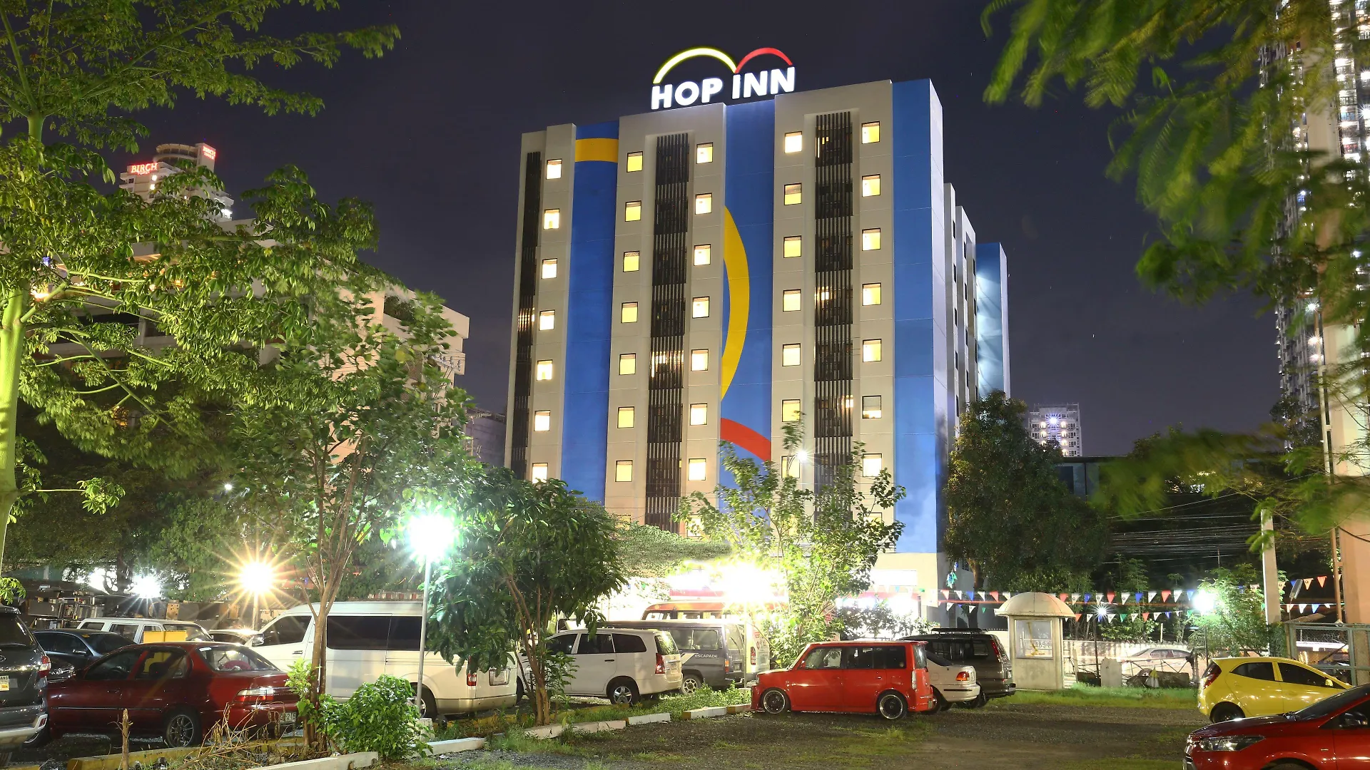 Staying Near San Agustin: 2 Hop Inn Hotels in Manila Compared