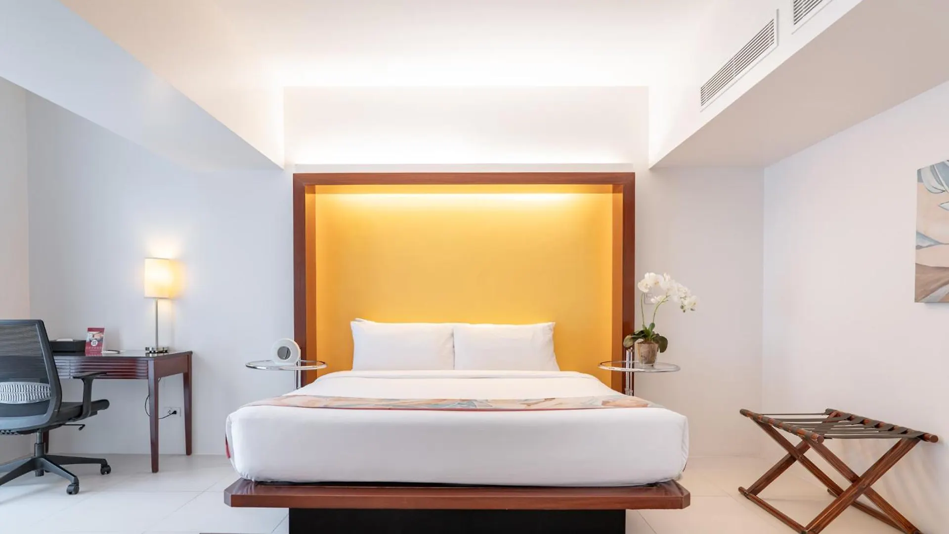 6 Romantic Hotels in Makati That Deliver on Atmosphere