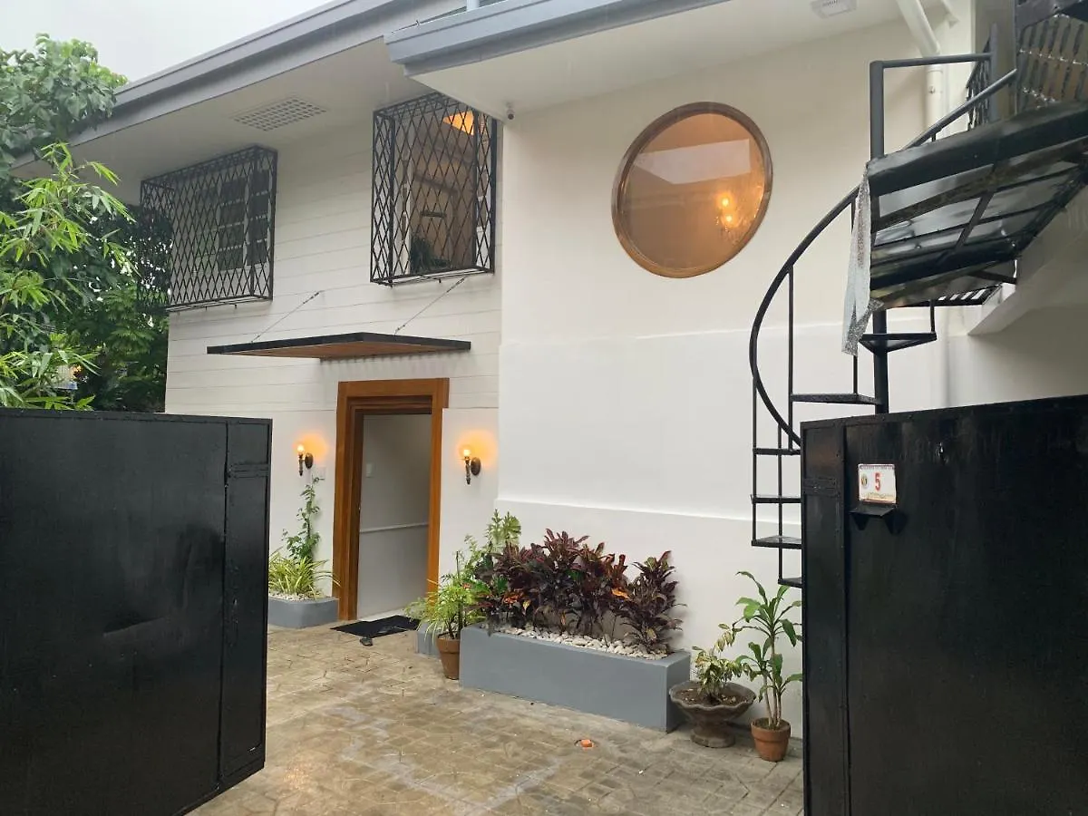 14 Smart Airport Hotels Near Salcedo Saturday Market Worth Booking