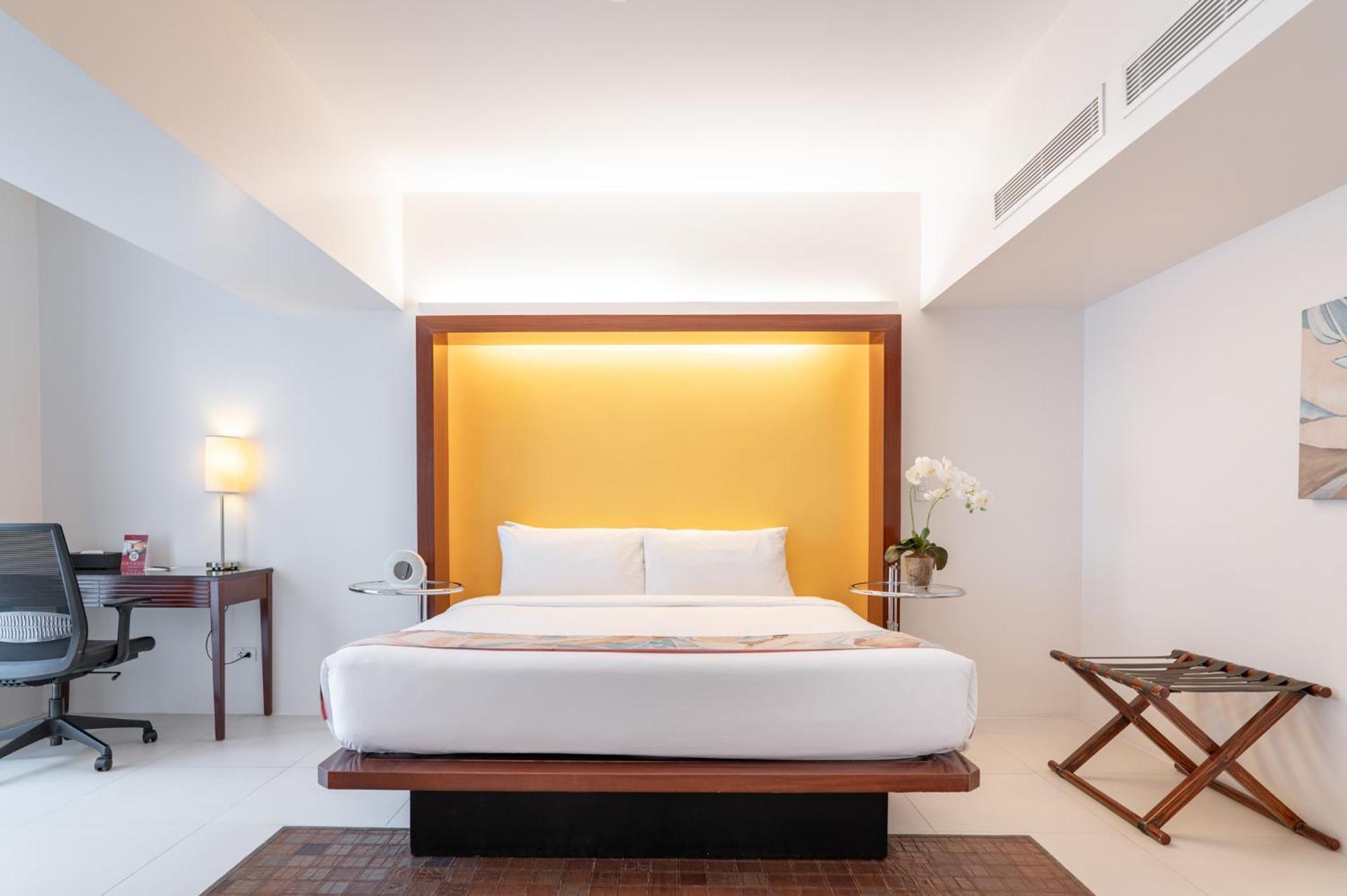 6 Romantic Hotels in Makati That Deliver on Atmosphere