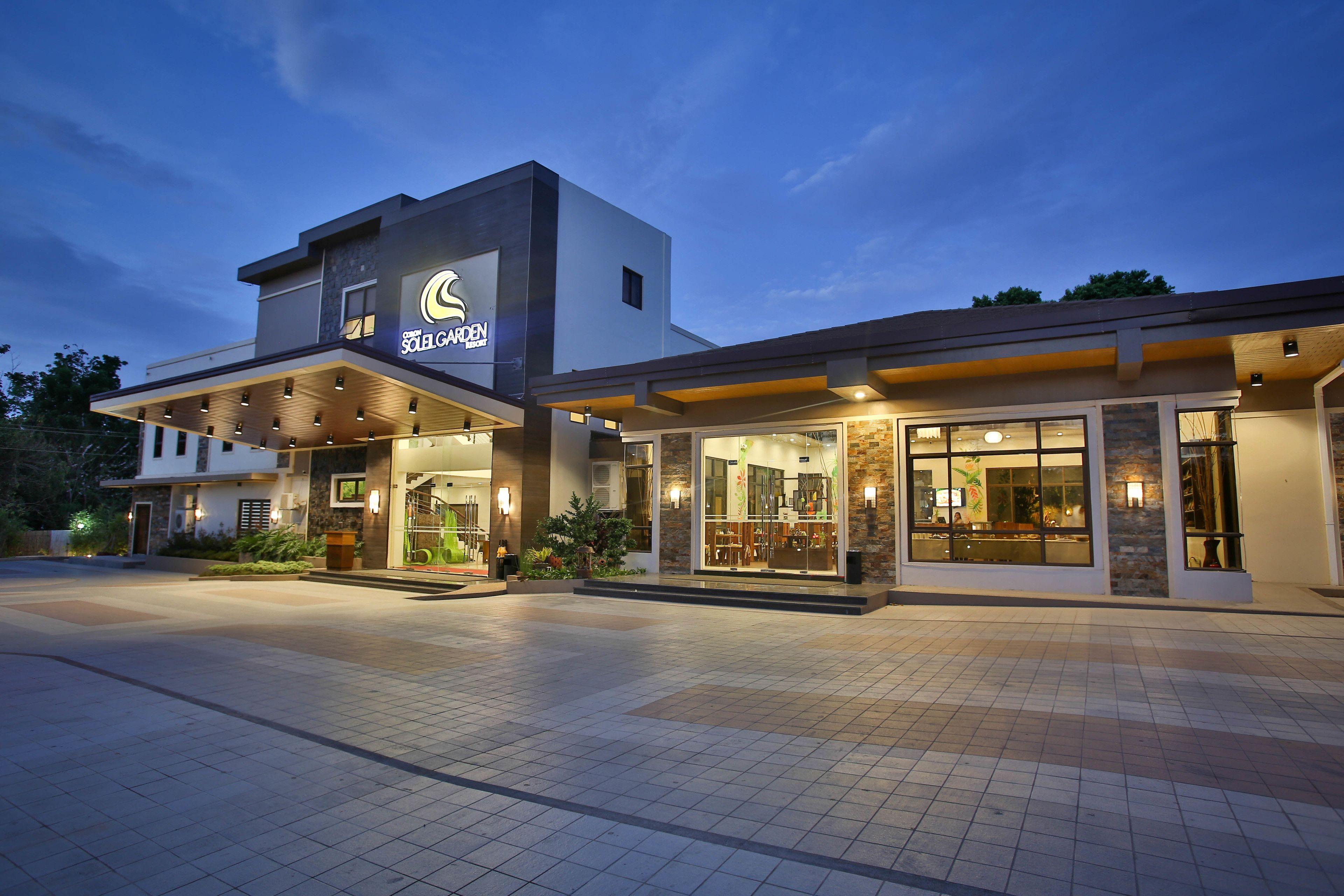 4 Business Hotels Near Twin Lagoon That Deliver